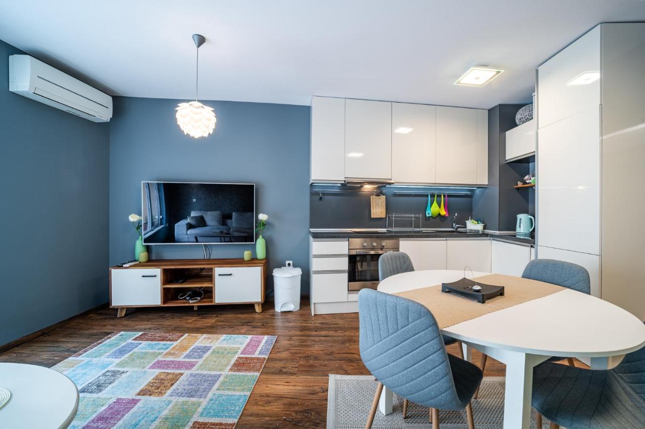 Colibri Central Apartment Varna Bagian luar foto